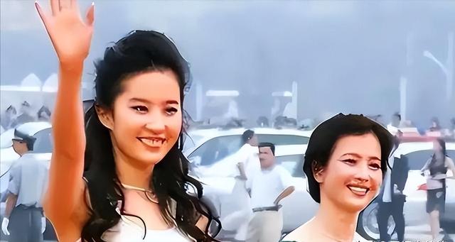 刘亦菲母亲刘晓莉：今66岁仍单身，身材傲人，长得比女儿还漂亮