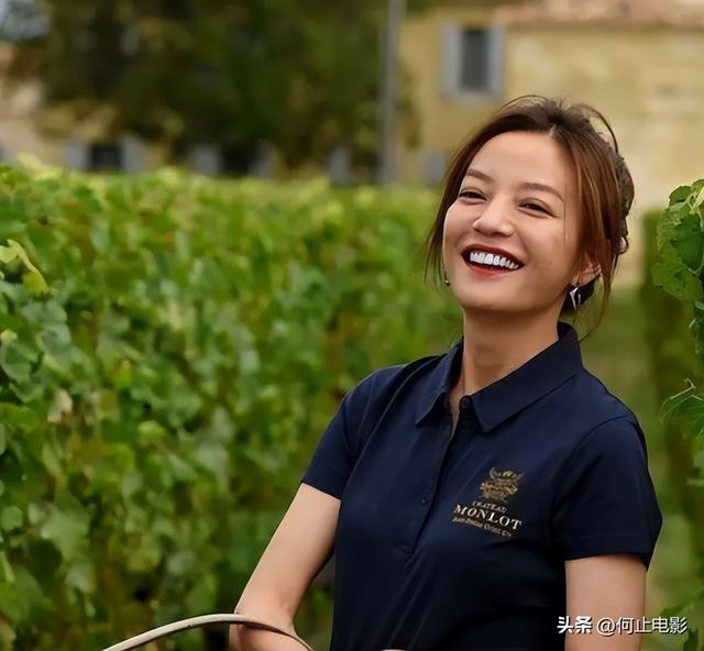 面相又变了！50岁赵薇近照曝光，婚礼上用心打扮，终是难走回头路