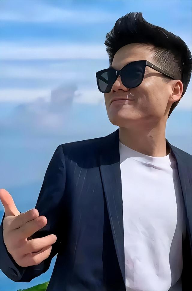 官媒发文，高调官宣32岁董宇辉喜讯，全网恭喜，终于等到这一天