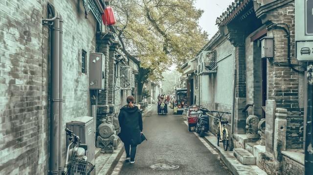漂亮女邻居老公常年出差，她家灯泡总坏，每次都喊我去修