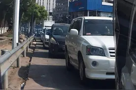 缅甸经济大省断电情况愈发严重，每天购买燃油的人需大排长龙图片