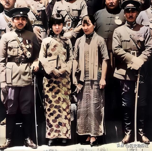 张学良和蒋中正在华山的珍贵合影	，注意看两人表情，已貌合神离