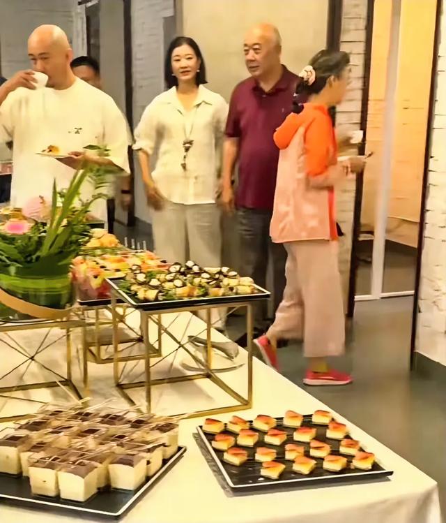 58岁宋祖英近照：穿白色棉麻套装，剪齐肩短发，私人聚会全场焦点