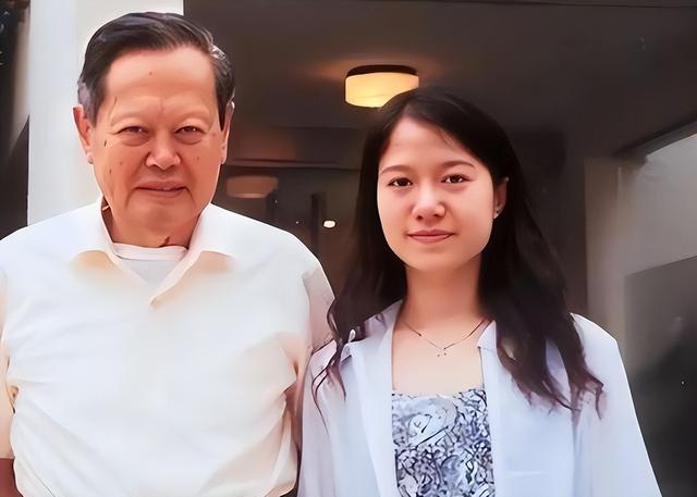 演都不演了！杨振宁去世仅8天，恶心的一幕出现，结局大快人心