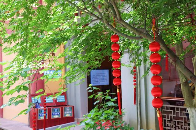 浙江绍兴曹娥江畔的古寺，黄墙黄瓦掩映在青山之间，幽静而美丽