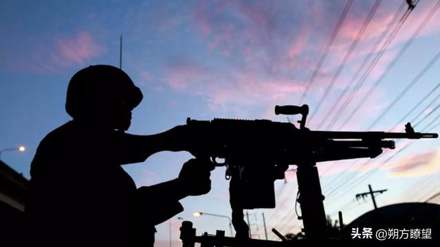 不打了？泰柬2国突然双双同意停火，激战2天伤亡惨重，13万人逃亡
