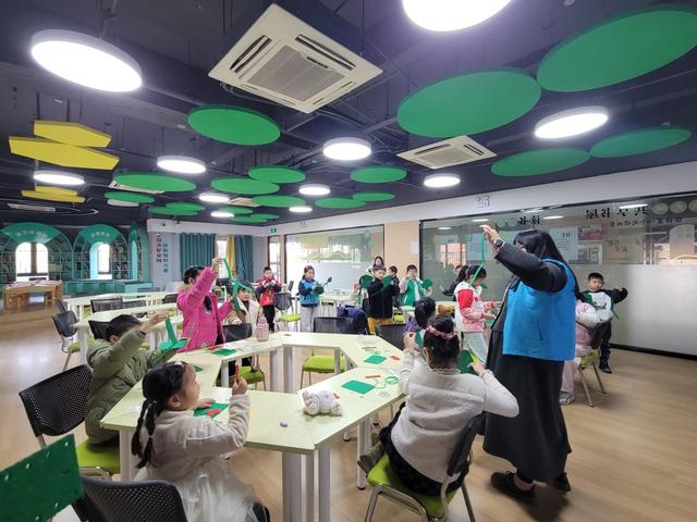 红色文化之旅温情启幕 青少年解锁“勇气与智慧宝藏”