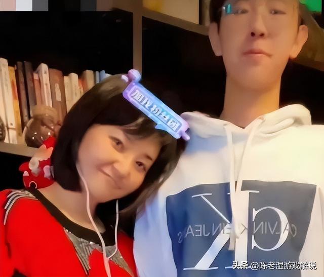 51岁主持人方琼：嫁给电视台领导，21岁儿子不仅长得像她还是学霸