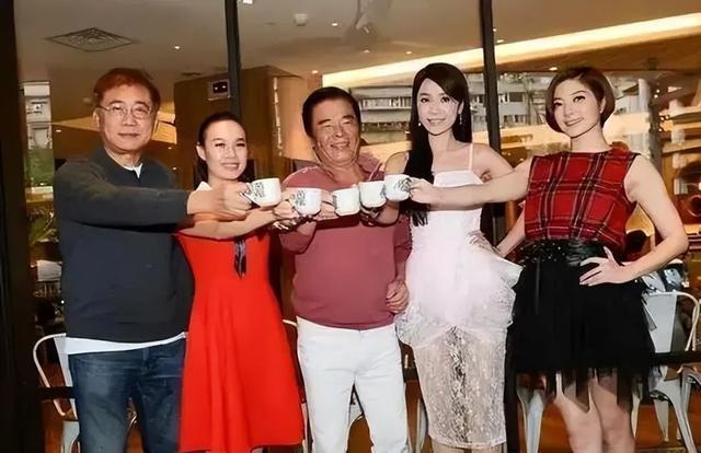 “6个老婆”同住一室，每人每月7万零花钱，71岁又娶第七房小娇妻