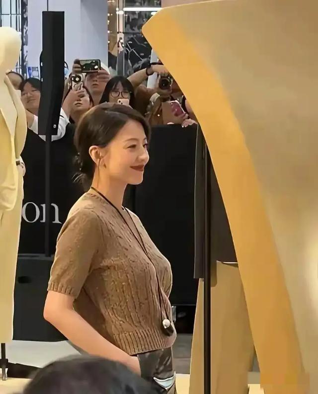 不愧是国民媳妇，从10几岁红到40多岁，感觉她可能红一辈子