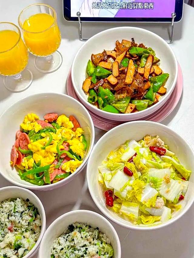 每顿饭两人三个菜	，天天不重样，家有大厨谁还下饭店？