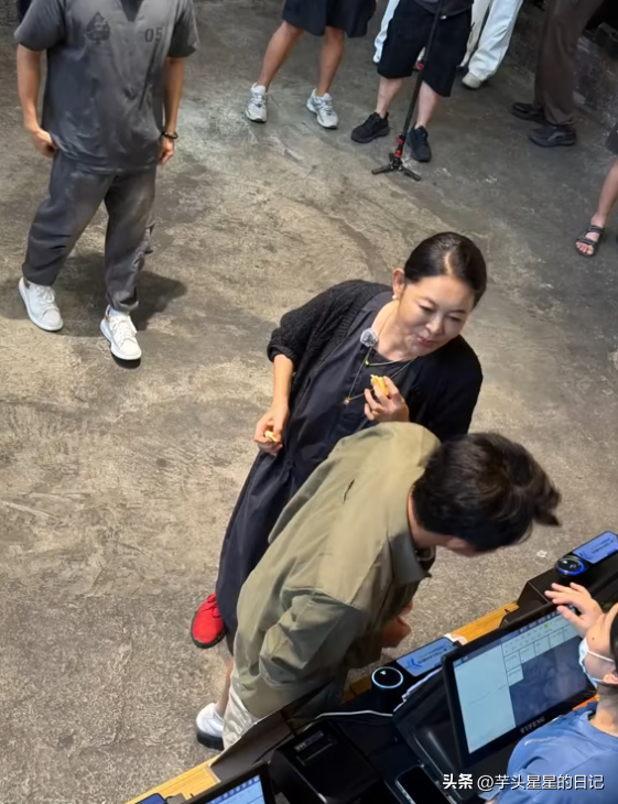 66岁倪萍现身长沙，脸部僵硬凹凸不平，眼睛浮肿严重，老到认不出