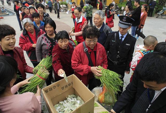 抢购潮席卷到菜市场，从白菜转战到辣椒，市民跟风忙抢购