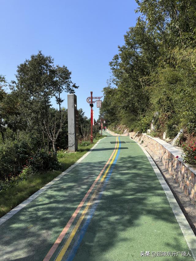 重阳登高丹阳黄连山 齐梁半壁基业地 北顾大江秋水情