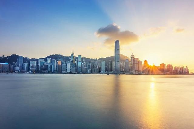 30年前，香港GDP是上海的6倍，新加坡GDP是上海的3倍，现在呢