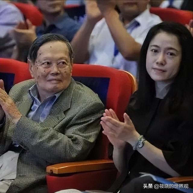 生日才过完17天，103岁杨振宁辞世，生前在翁帆庆生照里开怀大笑