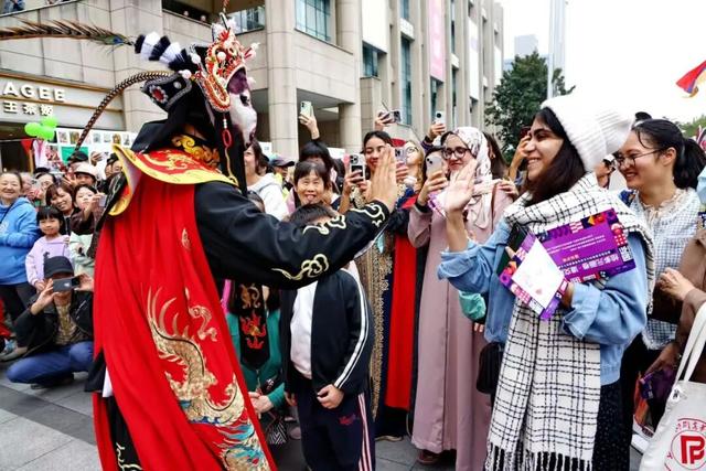 10国留学生当“文化推荐官”！曲阳社区国际文化嘉年华热力启幕