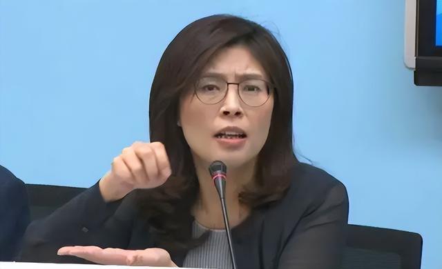 高市拒不认错，美国拍板军火运往台岛，关键时刻，郑丽文斩钉截铁