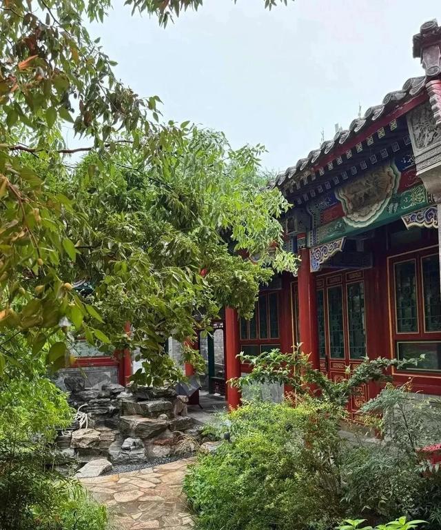 李湘在平台晒自家北京小院，大到让网友以为是景区，真的太有钱了