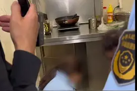 中药打粉变戏法，昂贵药材成假货！农贸市场内惊现药材调包事件！图片