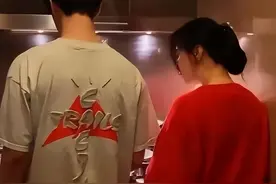 43岁范冰冰和弟弟豪宅做饭，范丞丞亲自下厨，姐弟之间的感情真好图片