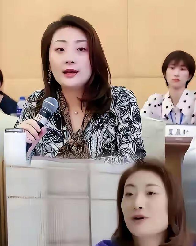 宗馥莉把亲叔整没电了。这出商界大戏可比电视剧带劲	。