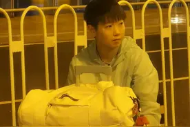 落地北京！莎莎坐路边等车，陈梦粉丝接机送鲜花，曼昱被老粉围观图片
