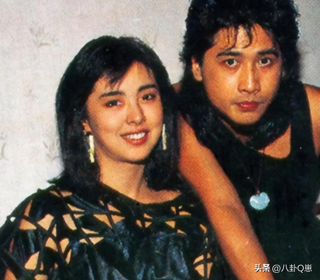 65岁齐秦现状，定居美国，娶小24岁女粉丝为妻，和11岁儿子像爷孙