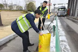 暖心！货车货物洒落收费站 “收费员”化身“搬运工”紧急救援图片