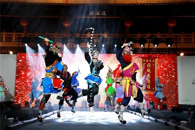 “潮涌韩江·东方霓裳映古韵”非遗时尚之夜在潮州海楼盛大举办