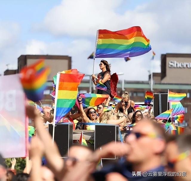 政治仇杀开启民间化，保守派烈士之死	，或成英美社会分裂临界点