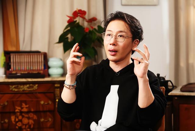 钱再多有什么用？抗癌一年瘦到脱相的49岁刘谦，不还是要认清现实