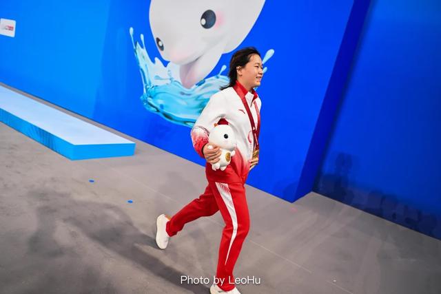 全红婵复出首秀夺冠，退出单人赛原因曝光，两处细节惹人落泪