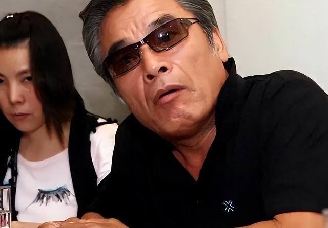 “6个老婆”同住一室，每人每月7万零花钱，71岁又娶第七房小娇妻