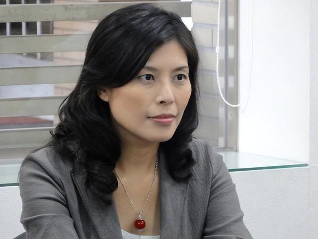 赶在坐飞机来陆前	，郑丽文率先发出邀请，解放军轰6K飞抵台岛周边