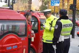 除了戴头盔，2025年1月起，电动车、三轮车上路，迎“5禁”新要求图片