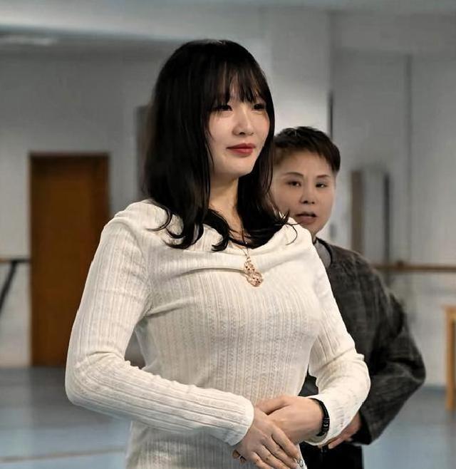 当年地震被救的小女孩，嫁给了年长12岁的兵哥哥	，恶心一幕发生了