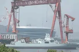 斗争形势严峻，第10艘055大驱下水，为福建舰保驾护航图片