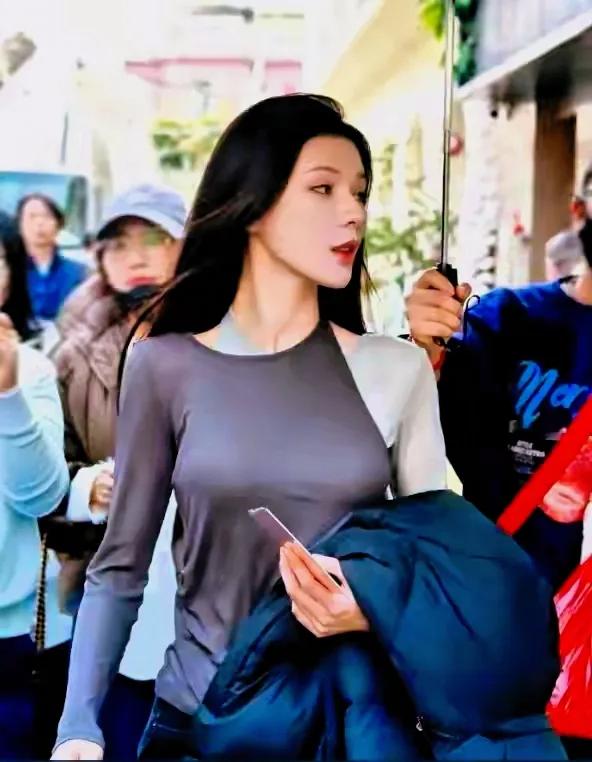 张予曦的身材太吸睛了 胸围好大 翘臀细腰 身材曲线完美流畅 太迷人了