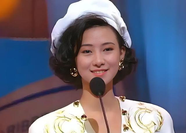 她出身清华大学，因拍三级片与父母决裂，如今再不让女儿进娱乐圈