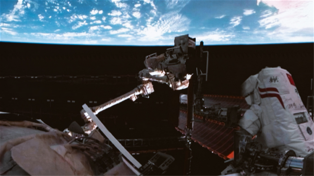 太空上演惊魂一刻！神舟二十号遭神秘物体撞击，返回任务紧急暂停