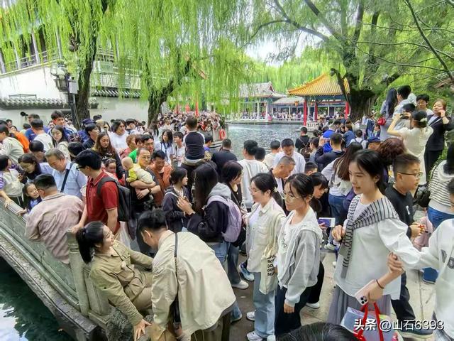 新华社原军事记者陶俊峰国庆美拍“挤南”啦：《人山人海游名泉》