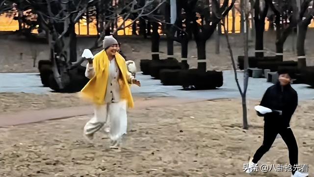 张兰不听劝，又晒孙子孙女，小玥儿太像大S	，外套7000元 个子很高