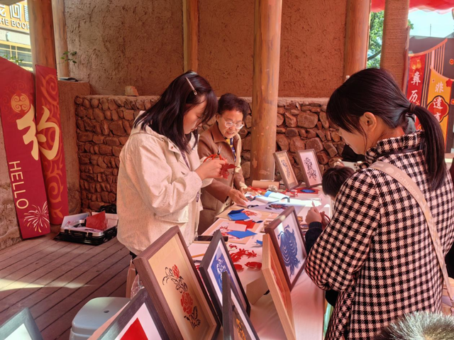 秋假爆款！西昌大石板古村热闹出圈，彝风盛宴嗨不停