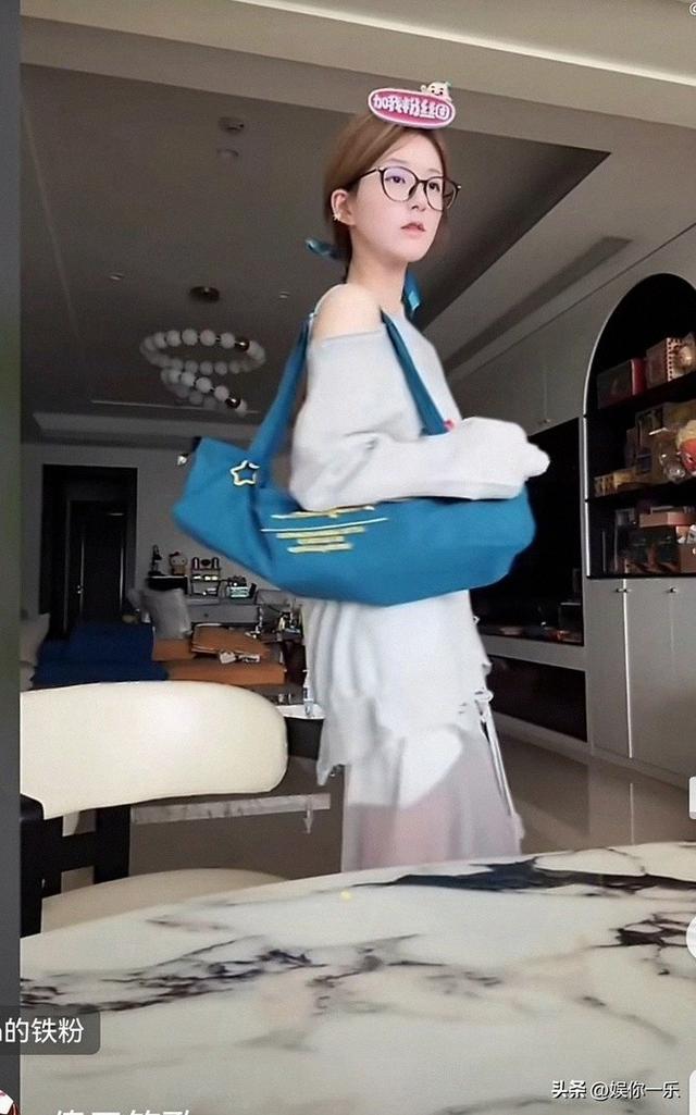 赵露思直播卖货动作幅度太大露出内裤，遭质疑博流量，太败好感！