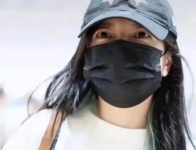 落毛的凤凰不如鸡？前途尽毁	、家也散了，但好在赵薇还有一个靠山