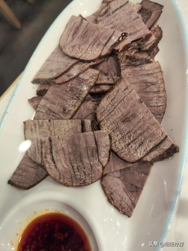 在甘肃省定西市临洮县吃了牛肉面，一碗面条多到足够两个人一起吃