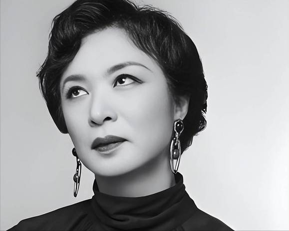 57岁金星定居法国，身材发福满脸褶子连胸都小了，越来越像男人