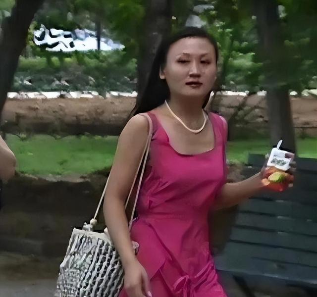 吃狗食、关禁闭，央视前才女国外被虐成“人干”？董卿想救她都难