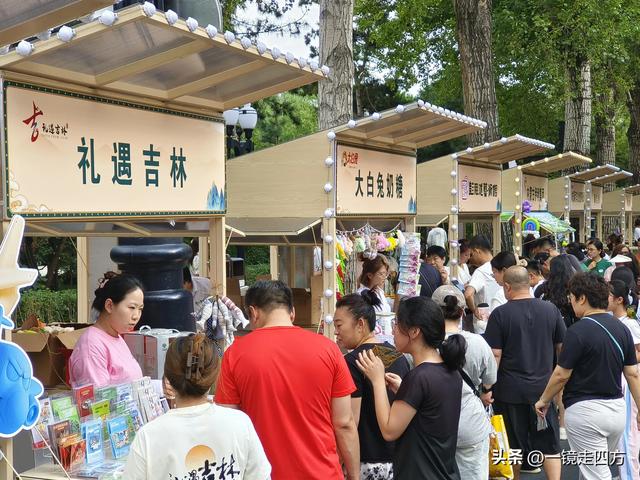 周末16点，长春新民大街又准时变身步行街，市集和舞台开放